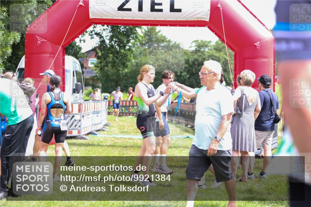 21.06.2026 - 29. Vierlanden-Triathlon Andreas Tolksdorf http://msf.ph/oto/9921384 21.06.2026 13:30:16 Ziel 83, 747, 758, 1011 meine-sportfotos.de