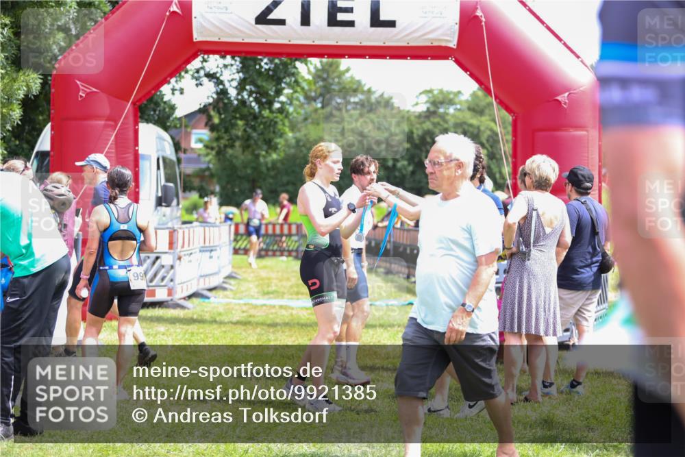 21.06.2026 - 29. Vierlanden-Triathlon Andreas Tolksdorf http://msf.ph/oto/9921385 21.06.2026 13:30:16 Ziel 83, 747, 758, 1011 meine-sportfotos.de