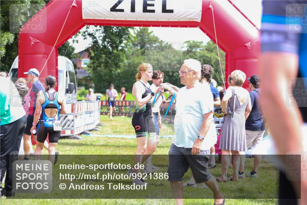 21.06.2026 - 29. Vierlanden-Triathlon Andreas Tolksdorf http://msf.ph/oto/9921386 21.06.2026 13:30:16 Ziel 83, 747, 758, 1011 meine-sportfotos.de