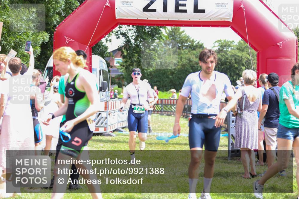 21.06.2026 - 29. Vierlanden-Triathlon Andreas Tolksdorf http://msf.ph/oto/9921388 21.06.2026 13:30:22 Ziel 83, 747, 758, 1011 meine-sportfotos.de