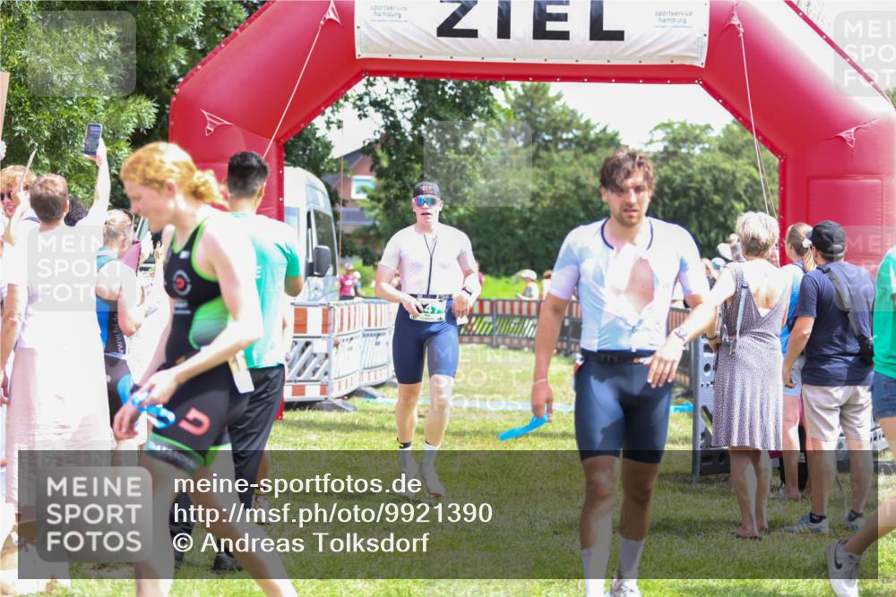 21.06.2026 - 29. Vierlanden-Triathlon Andreas Tolksdorf http://msf.ph/oto/9921390 21.06.2026 13:30:22 Ziel 83, 747, 758, 1011 meine-sportfotos.de