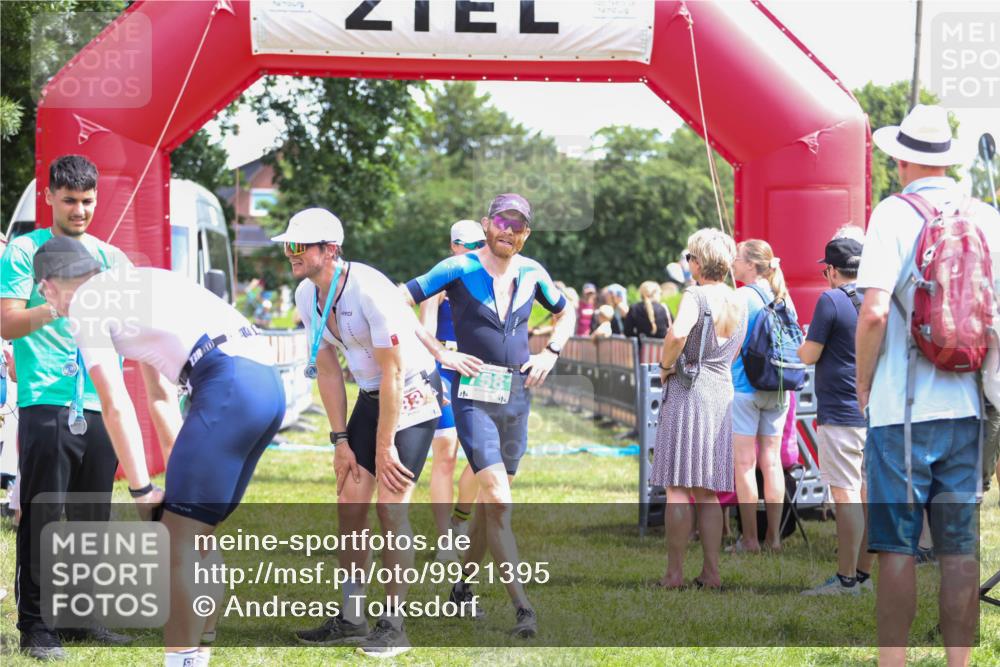 21.06.2026 - 29. Vierlanden-Triathlon Andreas Tolksdorf http://msf.ph/oto/9921395 21.06.2026 13:30:31 Ziel 1011 meine-sportfotos.de