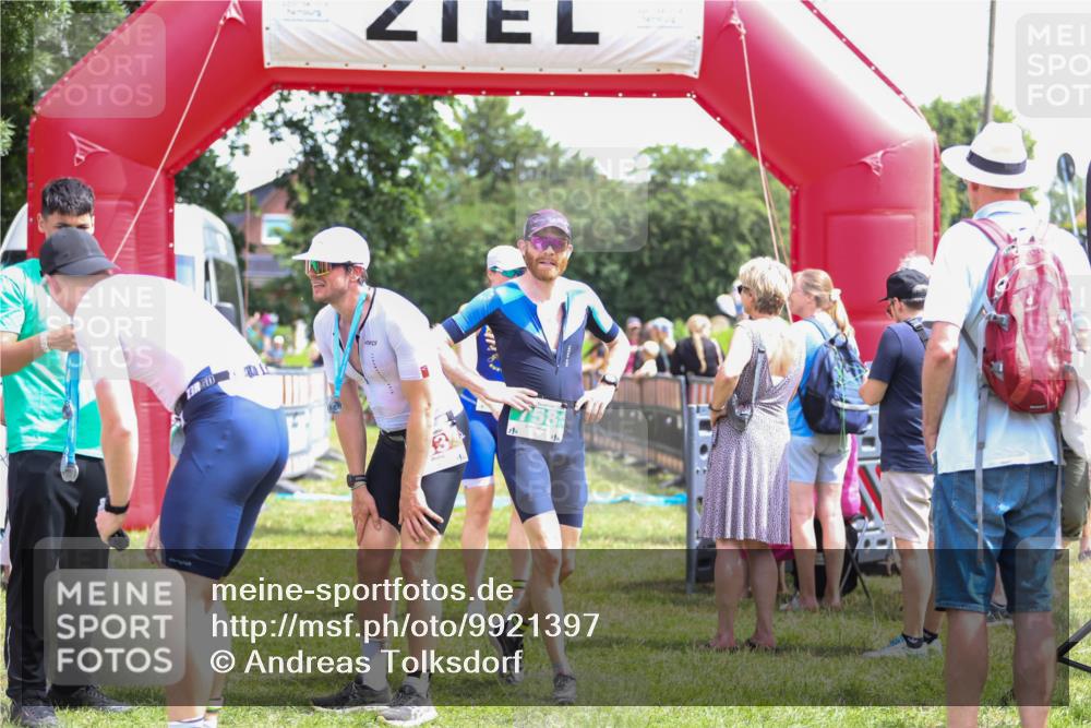 21.06.2026 - 29. Vierlanden-Triathlon Andreas Tolksdorf http://msf.ph/oto/9921397 21.06.2026 13:30:31 Ziel 1011 meine-sportfotos.de