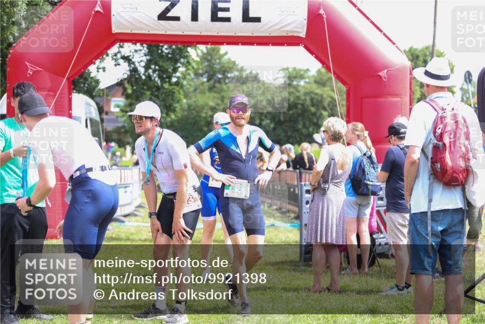 21.06.2026 - 29. Vierlanden-Triathlon Andreas Tolksdorf http://msf.ph/oto/9921398 21.06.2026 13:30:31 Ziel 1011 meine-sportfotos.de