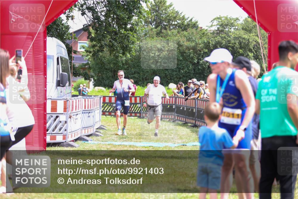 21.06.2026 - 29. Vierlanden-Triathlon Andreas Tolksdorf http://msf.ph/oto/9921403 21.06.2026 13:30:50 Ziel 887, 893 meine-sportfotos.de