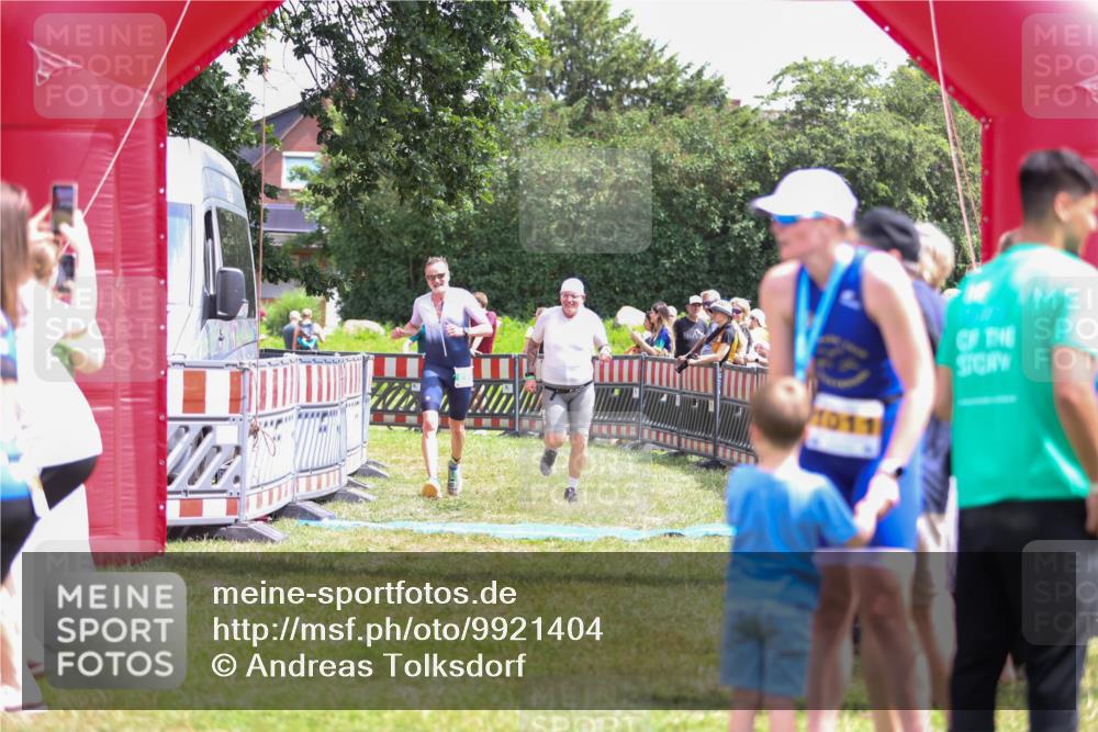 21.06.2026 - 29. Vierlanden-Triathlon Andreas Tolksdorf http://msf.ph/oto/9921404 21.06.2026 13:30:51 Ziel 887, 893 meine-sportfotos.de