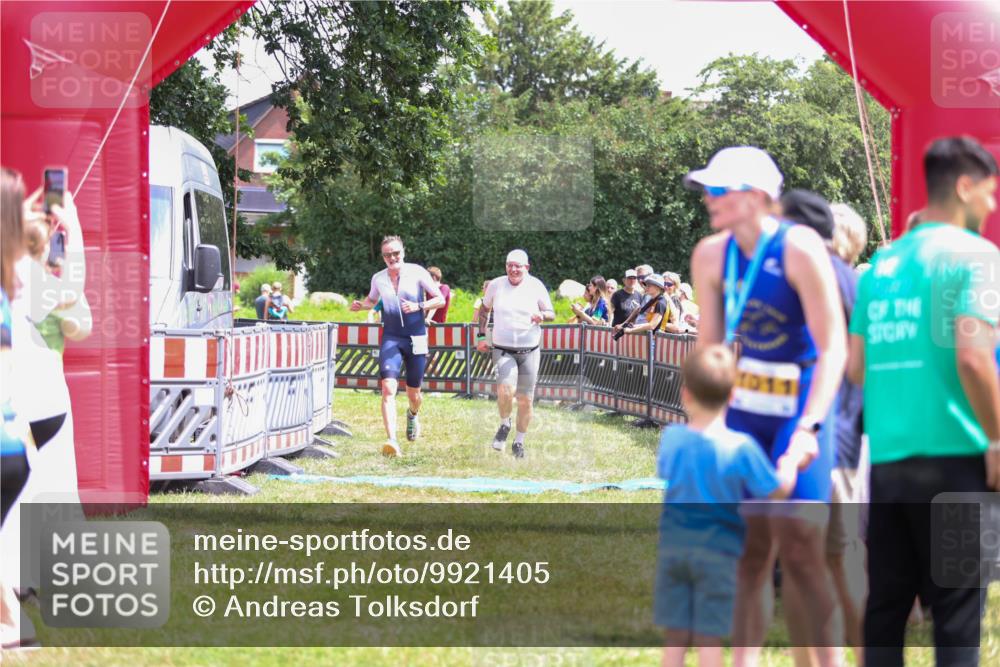 21.06.2026 - 29. Vierlanden-Triathlon Andreas Tolksdorf http://msf.ph/oto/9921405 21.06.2026 13:30:51 Ziel 887, 893 meine-sportfotos.de