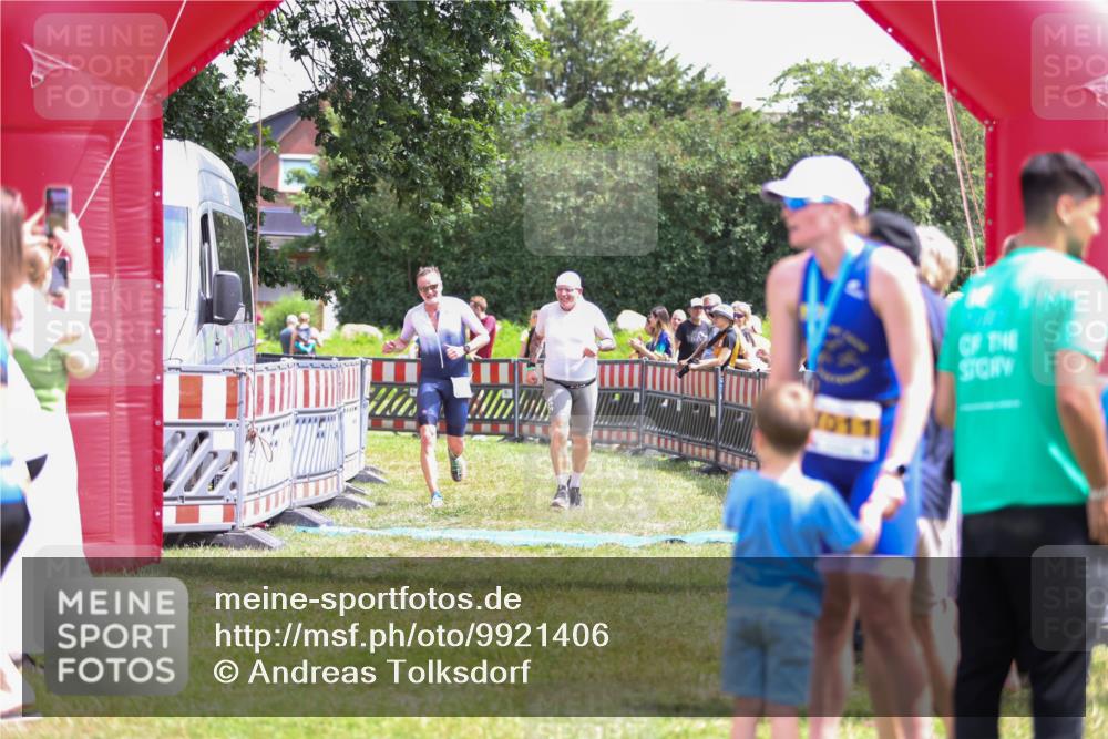 21.06.2026 - 29. Vierlanden-Triathlon Andreas Tolksdorf http://msf.ph/oto/9921406 21.06.2026 13:30:51 Ziel 887, 893 meine-sportfotos.de