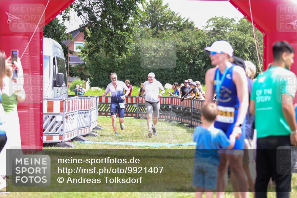 21.06.2026 - 29. Vierlanden-Triathlon Andreas Tolksdorf http://msf.ph/oto/9921407 21.06.2026 13:30:51 Ziel 887, 893 meine-sportfotos.de