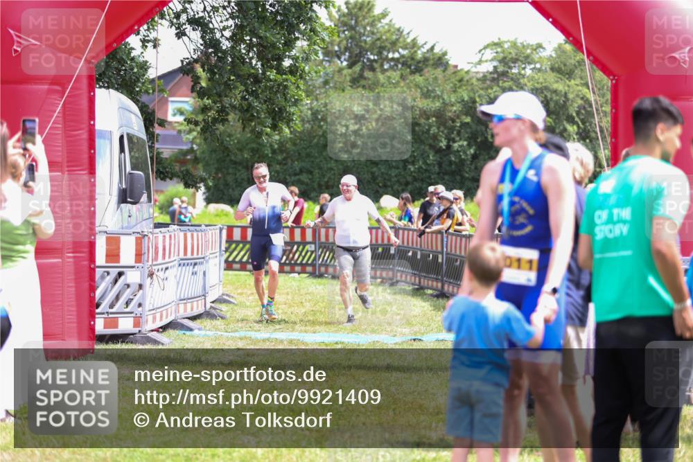 21.06.2026 - 29. Vierlanden-Triathlon Andreas Tolksdorf http://msf.ph/oto/9921409 21.06.2026 13:30:51 Ziel 887, 893 meine-sportfotos.de