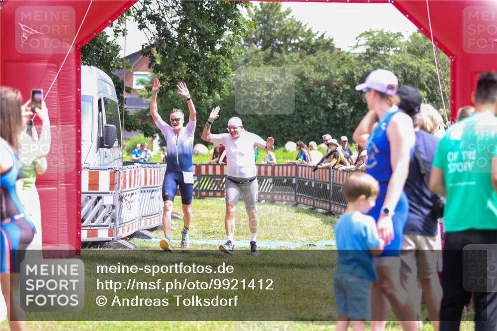 21.06.2026 - 29. Vierlanden-Triathlon Andreas Tolksdorf http://msf.ph/oto/9921412 21.06.2026 13:30:52 Ziel 887, 893 meine-sportfotos.de