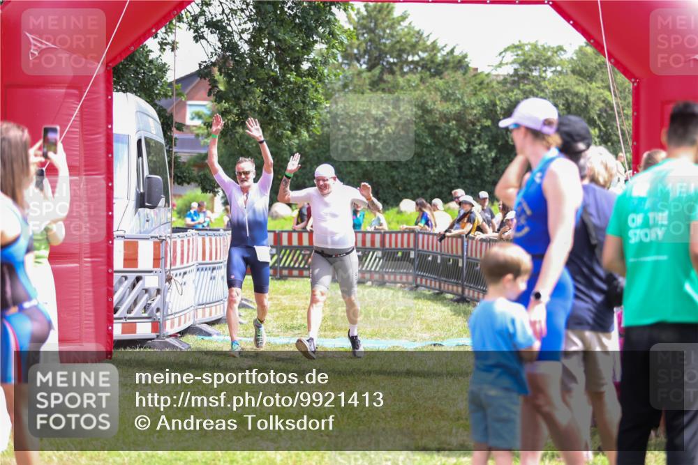 21.06.2026 - 29. Vierlanden-Triathlon Andreas Tolksdorf http://msf.ph/oto/9921413 21.06.2026 13:30:52 Ziel 887, 893 meine-sportfotos.de