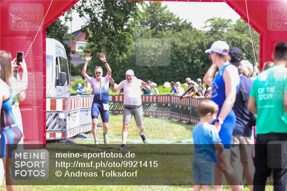 21.06.2026 - 29. Vierlanden-Triathlon Andreas Tolksdorf http://msf.ph/oto/9921415 21.06.2026 13:30:52 Ziel 887, 893 meine-sportfotos.de