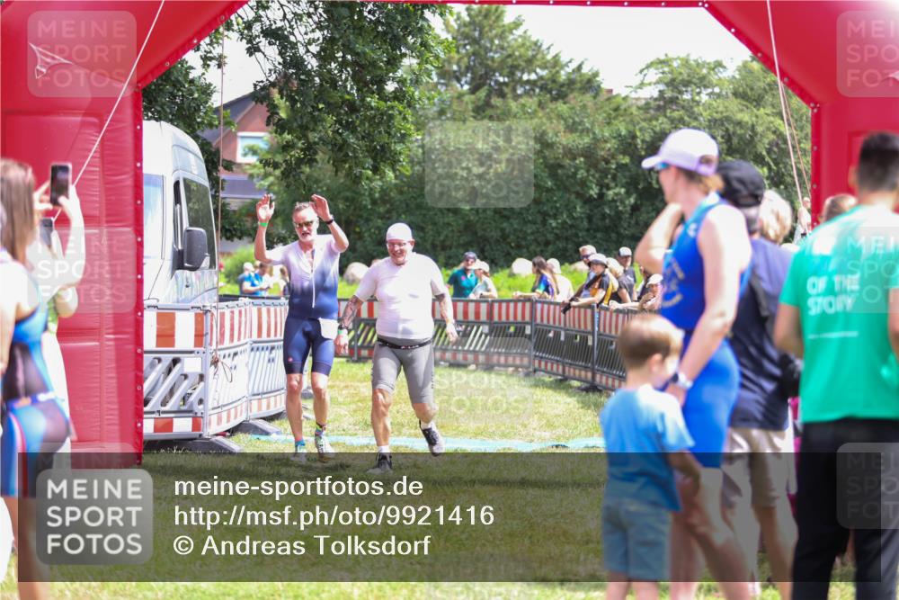 21.06.2026 - 29. Vierlanden-Triathlon Andreas Tolksdorf http://msf.ph/oto/9921416 21.06.2026 13:30:52 Ziel 887, 893 meine-sportfotos.de