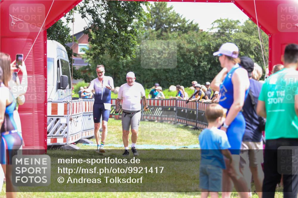 21.06.2026 - 29. Vierlanden-Triathlon Andreas Tolksdorf http://msf.ph/oto/9921417 21.06.2026 13:30:52 Ziel 887, 893 meine-sportfotos.de