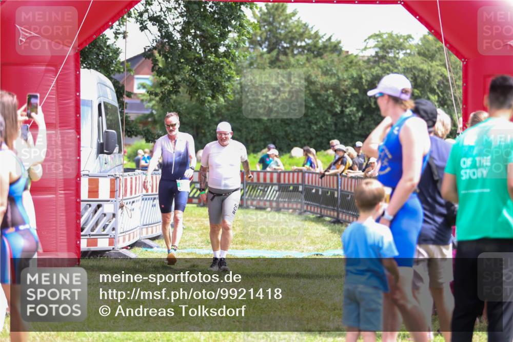 21.06.2026 - 29. Vierlanden-Triathlon Andreas Tolksdorf http://msf.ph/oto/9921418 21.06.2026 13:30:52 Ziel 887, 893 meine-sportfotos.de