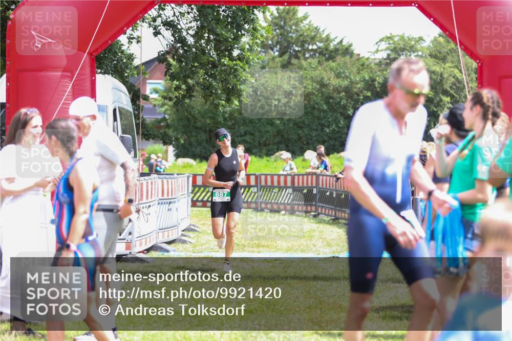 21.06.2026 - 29. Vierlanden-Triathlon Andreas Tolksdorf http://msf.ph/oto/9921420 21.06.2026 13:31:01 Ziel 887 meine-sportfotos.de