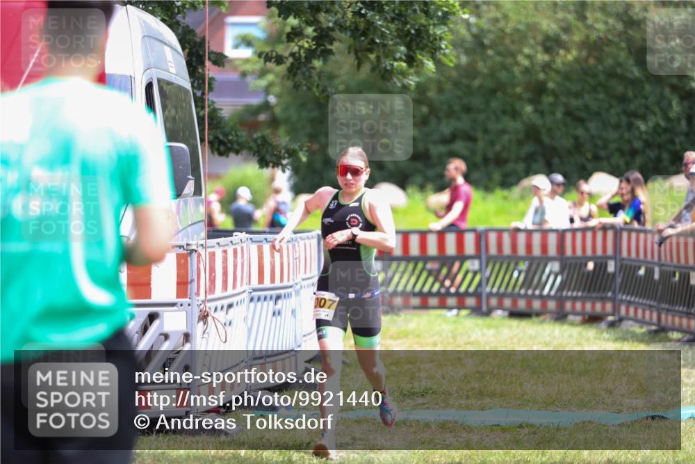 21.06.2026 - 29. Vierlanden-Triathlon Andreas Tolksdorf http://msf.ph/oto/9921440 21.06.2026 13:31:19 Ziel 1007, 1016 meine-sportfotos.de