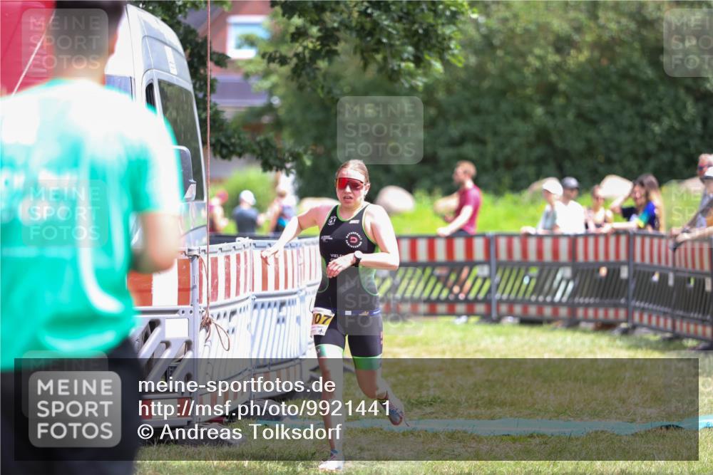 21.06.2026 - 29. Vierlanden-Triathlon Andreas Tolksdorf http://msf.ph/oto/9921441 21.06.2026 13:31:19 Ziel 1007, 1016 meine-sportfotos.de