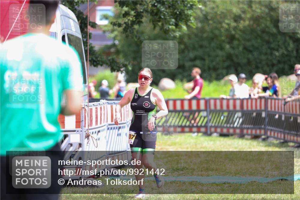 21.06.2026 - 29. Vierlanden-Triathlon Andreas Tolksdorf http://msf.ph/oto/9921442 21.06.2026 13:31:19 Ziel 1007, 1016 meine-sportfotos.de