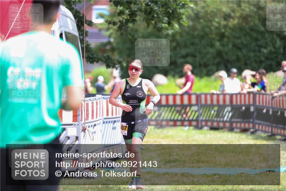 21.06.2026 - 29. Vierlanden-Triathlon Andreas Tolksdorf http://msf.ph/oto/9921443 21.06.2026 13:31:19 Ziel 1007, 1016 meine-sportfotos.de