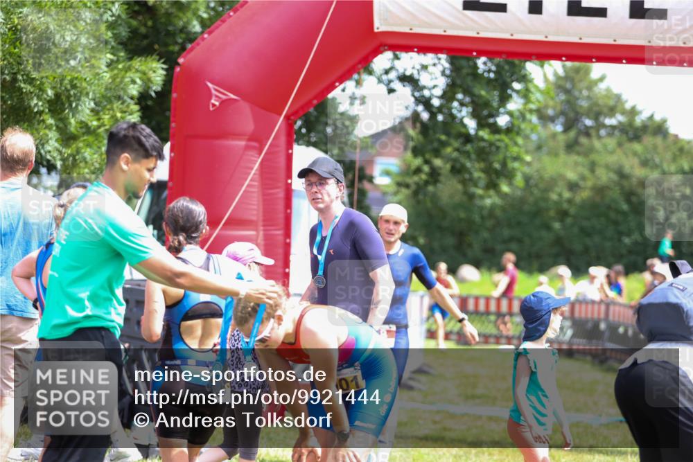 21.06.2026 - 29. Vierlanden-Triathlon Andreas Tolksdorf http://msf.ph/oto/9921444 21.06.2026 13:31:44 Ziel 98, 163, 999, 1021 meine-sportfotos.de