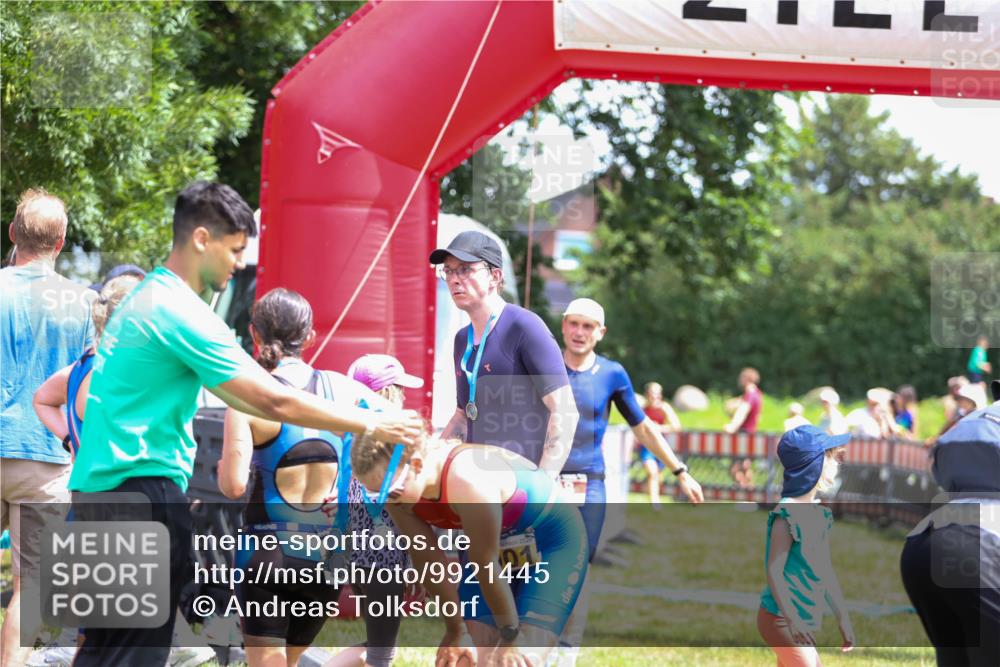 21.06.2026 - 29. Vierlanden-Triathlon Andreas Tolksdorf http://msf.ph/oto/9921445 21.06.2026 13:31:44 Ziel 98, 163, 999, 1021 meine-sportfotos.de