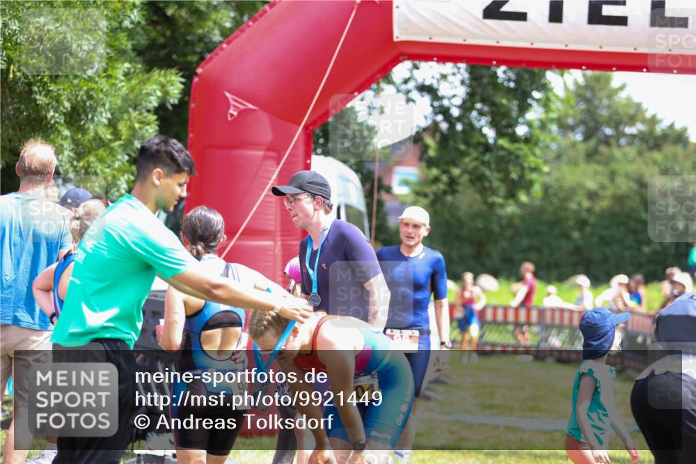21.06.2026 - 29. Vierlanden-Triathlon Andreas Tolksdorf http://msf.ph/oto/9921449 21.06.2026 13:31:45 Ziel 98, 163, 999, 1021 meine-sportfotos.de