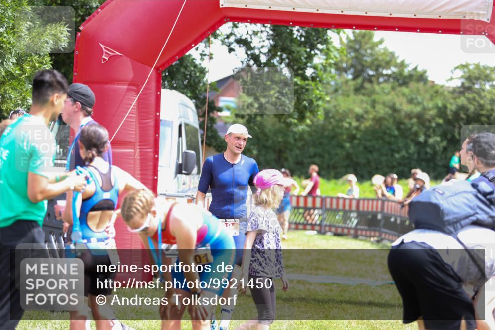21.06.2026 - 29. Vierlanden-Triathlon Andreas Tolksdorf http://msf.ph/oto/9921450 21.06.2026 13:31:45 Ziel 98, 163, 999, 1021 meine-sportfotos.de
