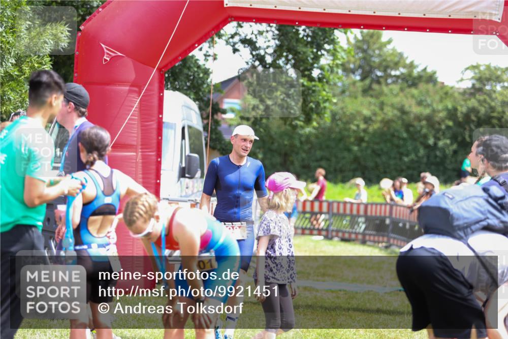 21.06.2026 - 29. Vierlanden-Triathlon Andreas Tolksdorf http://msf.ph/oto/9921451 21.06.2026 13:31:45 Ziel 98, 163, 999, 1021 meine-sportfotos.de
