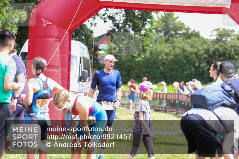 21.06.2026 - 29. Vierlanden-Triathlon Andreas Tolksdorf http://msf.ph/oto/9921457 21.06.2026 13:31:46 Ziel 98, 163, 999, 1021 meine-sportfotos.de