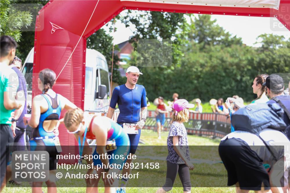 21.06.2026 - 29. Vierlanden-Triathlon Andreas Tolksdorf http://msf.ph/oto/9921458 21.06.2026 13:31:46 Ziel 98, 163, 999, 1021 meine-sportfotos.de
