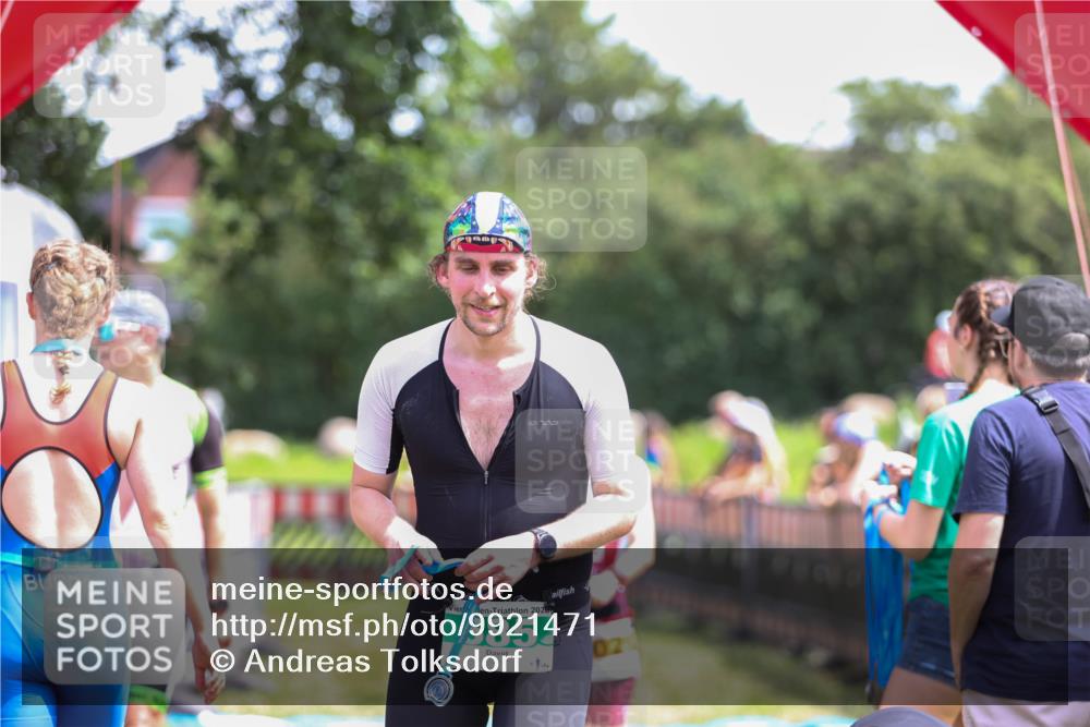 21.06.2026 - 29. Vierlanden-Triathlon Andreas Tolksdorf http://msf.ph/oto/9921471 21.06.2026 13:31:58 Ziel 1021 meine-sportfotos.de