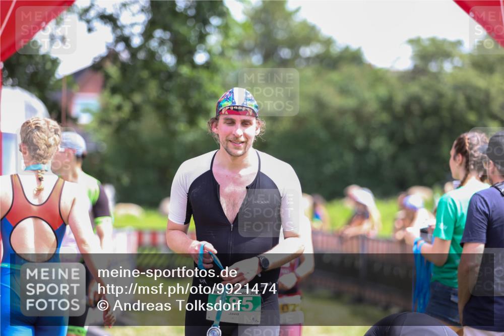 21.06.2026 - 29. Vierlanden-Triathlon Andreas Tolksdorf http://msf.ph/oto/9921474 21.06.2026 13:31:58 Ziel 1021 meine-sportfotos.de