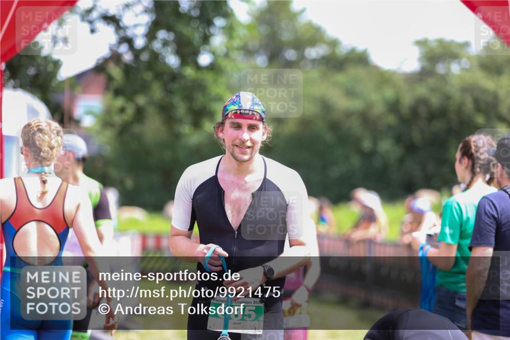 21.06.2026 - 29. Vierlanden-Triathlon Andreas Tolksdorf http://msf.ph/oto/9921475 21.06.2026 13:31:58 Ziel 1021 meine-sportfotos.de