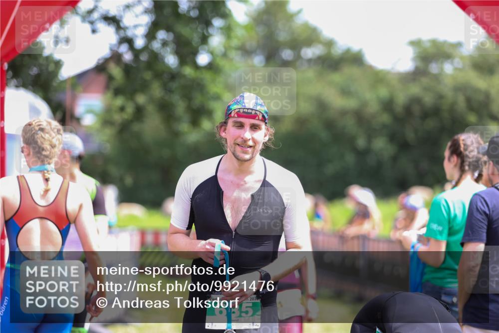 21.06.2026 - 29. Vierlanden-Triathlon Andreas Tolksdorf http://msf.ph/oto/9921476 21.06.2026 13:31:58 Ziel 1021 meine-sportfotos.de