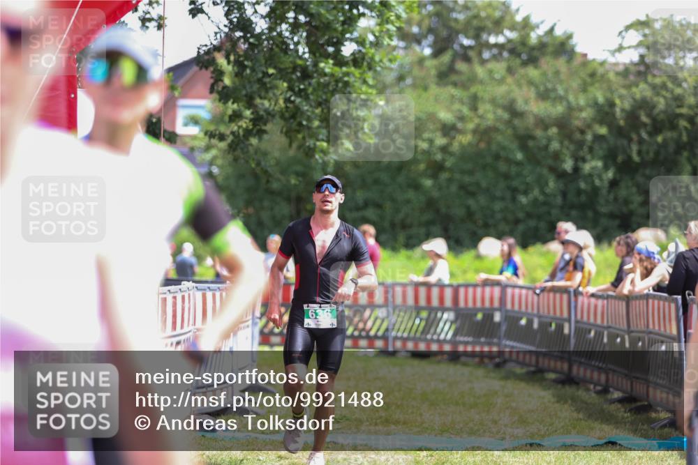 21.06.2026 - 29. Vierlanden-Triathlon Andreas Tolksdorf http://msf.ph/oto/9921488 21.06.2026 13:32:11 Ziel 636, 987 meine-sportfotos.de