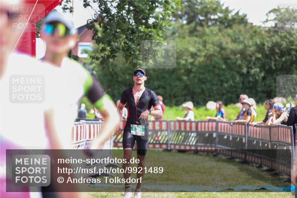 21.06.2026 - 29. Vierlanden-Triathlon Andreas Tolksdorf http://msf.ph/oto/9921489 21.06.2026 13:32:11 Ziel 636, 987 meine-sportfotos.de