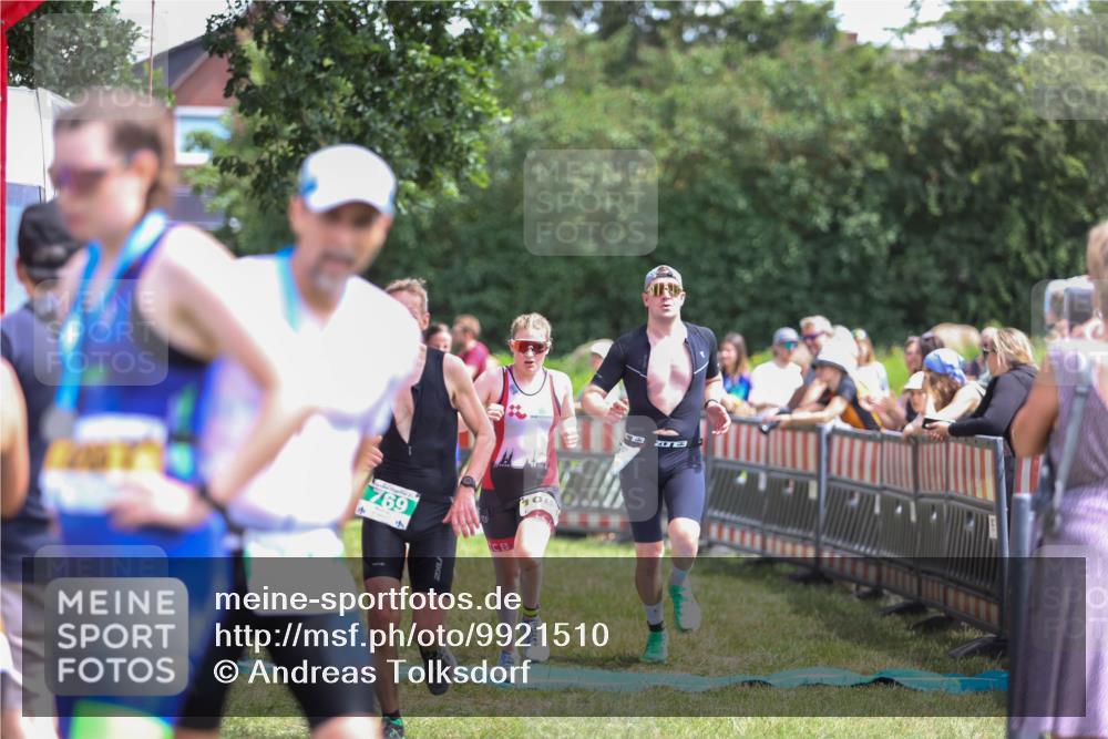 21.06.2026 - 29. Vierlanden-Triathlon Andreas Tolksdorf http://msf.ph/oto/9921510 21.06.2026 13:32:36 Ziel 683, 769, 986, 1003 meine-sportfotos.de