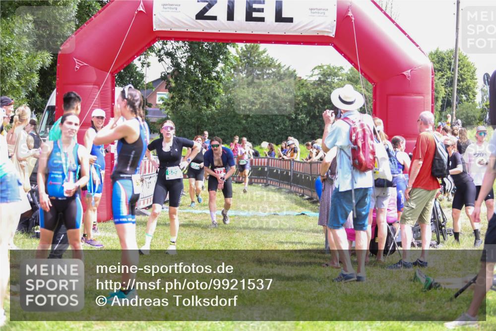 21.06.2026 - 29. Vierlanden-Triathlon Andreas Tolksdorf http://msf.ph/oto/9921537 21.06.2026 13:33:17 Ziel 172, 672, 786, 794, 872, 897 meine-sportfotos.de