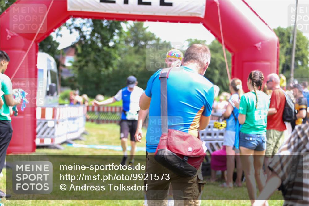 21.06.2026 - 29. Vierlanden-Triathlon Andreas Tolksdorf http://msf.ph/oto/9921573 21.06.2026 13:34:59 Ziel 664 meine-sportfotos.de