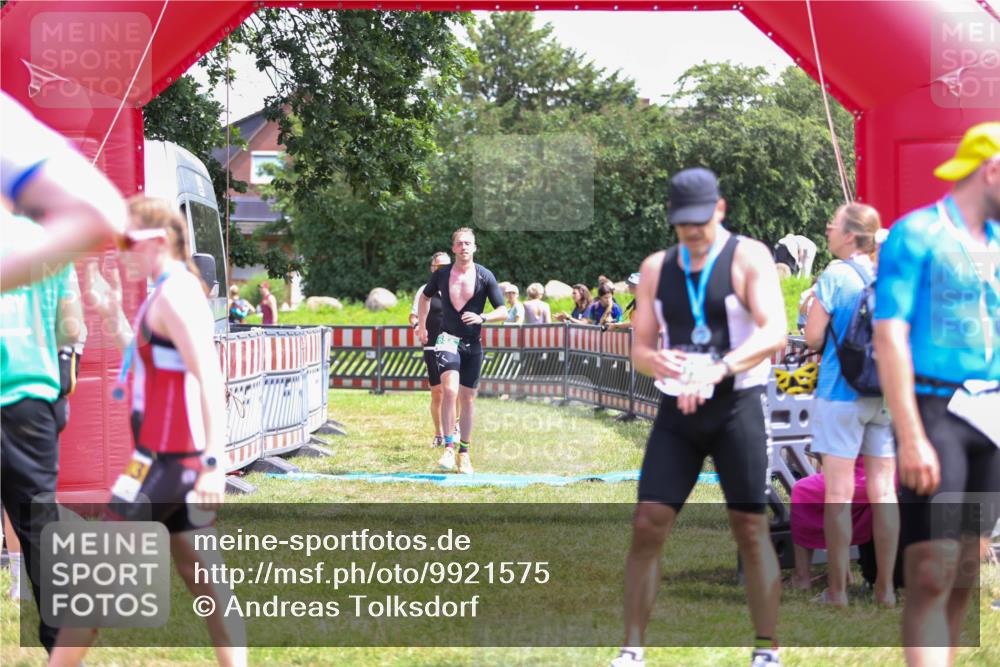 21.06.2026 - 29. Vierlanden-Triathlon Andreas Tolksdorf http://msf.ph/oto/9921575 21.06.2026 13:35:15 Ziel 658, 813 meine-sportfotos.de