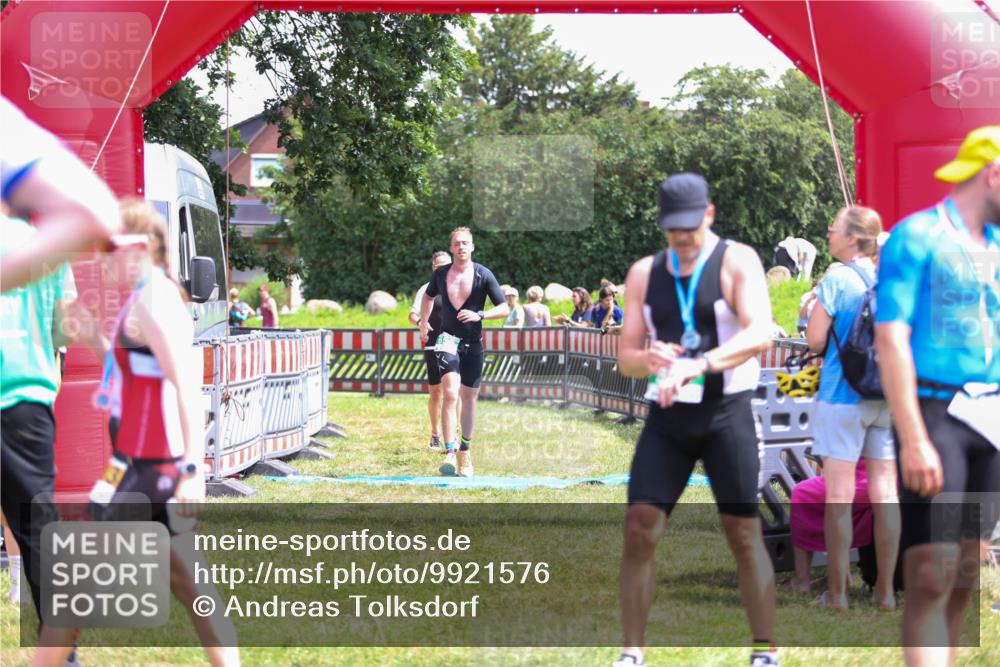 21.06.2026 - 29. Vierlanden-Triathlon Andreas Tolksdorf http://msf.ph/oto/9921576 21.06.2026 13:35:15 Ziel 658, 813 meine-sportfotos.de