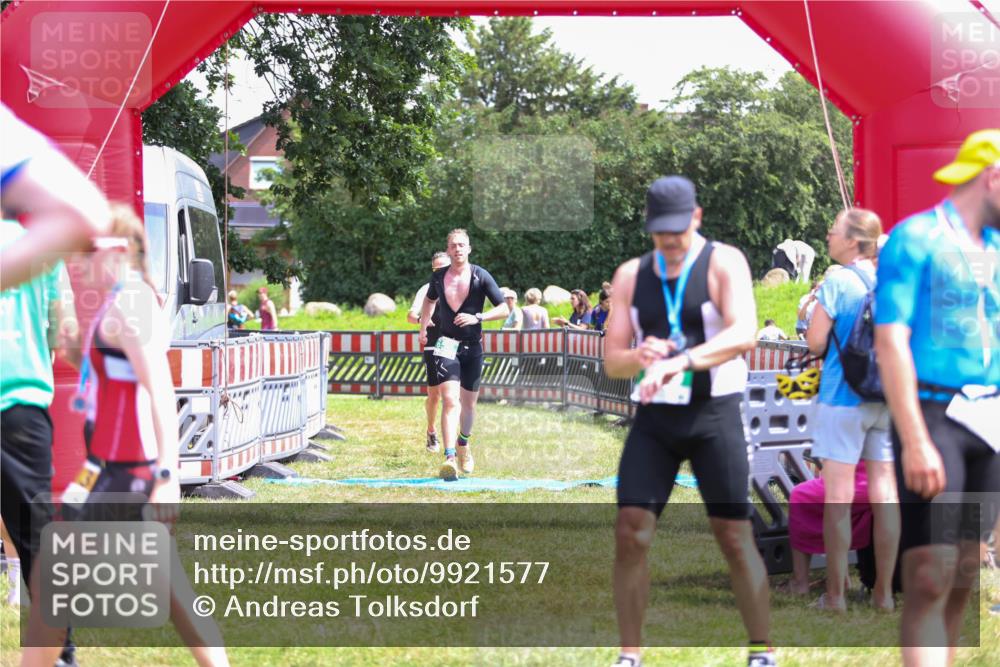 21.06.2026 - 29. Vierlanden-Triathlon Andreas Tolksdorf http://msf.ph/oto/9921577 21.06.2026 13:35:15 Ziel 658, 813 meine-sportfotos.de
