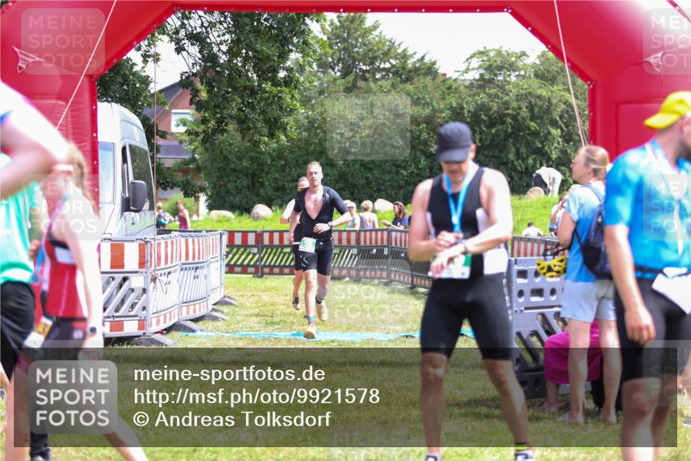 21.06.2026 - 29. Vierlanden-Triathlon Andreas Tolksdorf http://msf.ph/oto/9921578 21.06.2026 13:35:15 Ziel 658, 813 meine-sportfotos.de