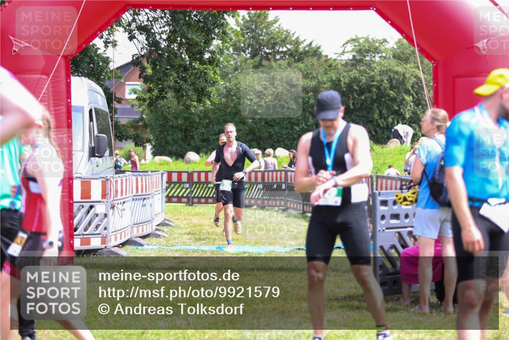 21.06.2026 - 29. Vierlanden-Triathlon Andreas Tolksdorf http://msf.ph/oto/9921579 21.06.2026 13:35:15 Ziel 658, 813 meine-sportfotos.de