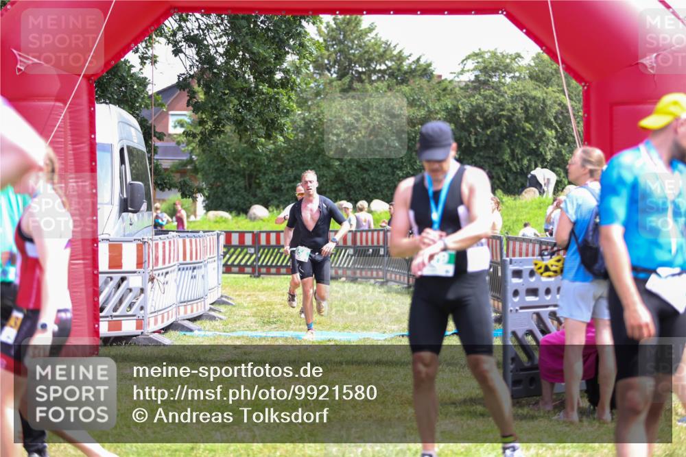21.06.2026 - 29. Vierlanden-Triathlon Andreas Tolksdorf http://msf.ph/oto/9921580 21.06.2026 13:35:16 Ziel 658, 813 meine-sportfotos.de