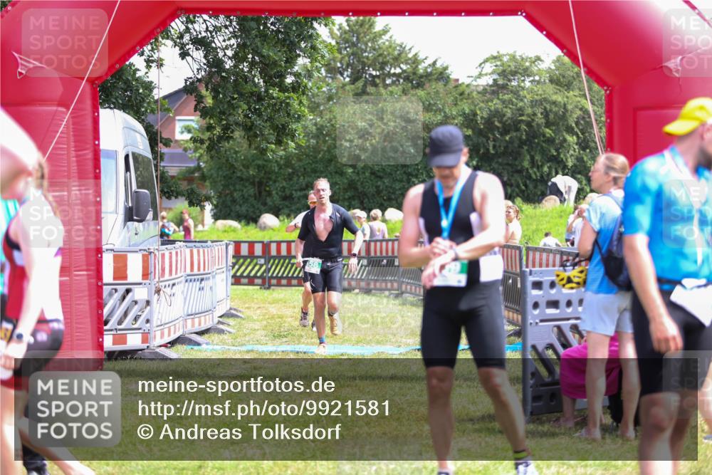 21.06.2026 - 29. Vierlanden-Triathlon Andreas Tolksdorf http://msf.ph/oto/9921581 21.06.2026 13:35:16 Ziel 658, 813 meine-sportfotos.de