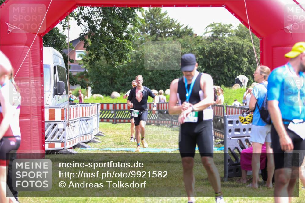 21.06.2026 - 29. Vierlanden-Triathlon Andreas Tolksdorf http://msf.ph/oto/9921582 21.06.2026 13:35:16 Ziel 658, 813 meine-sportfotos.de
