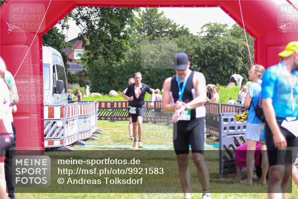 21.06.2026 - 29. Vierlanden-Triathlon Andreas Tolksdorf http://msf.ph/oto/9921583 21.06.2026 13:35:16 Ziel 658, 813 meine-sportfotos.de